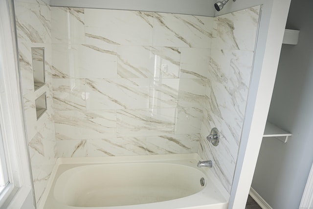 bathroom featuring tiled shower / bath combo