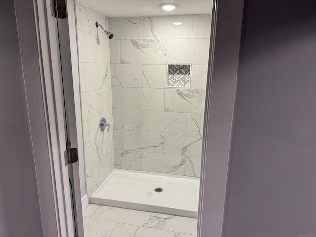 bathroom featuring a tile shower