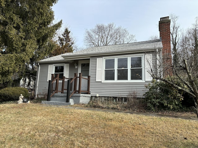 view of front of home featuring a front yard