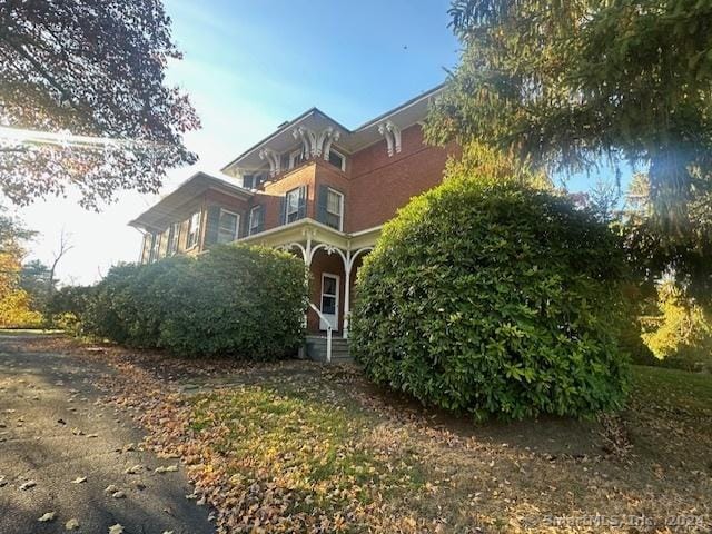 view of italianate home