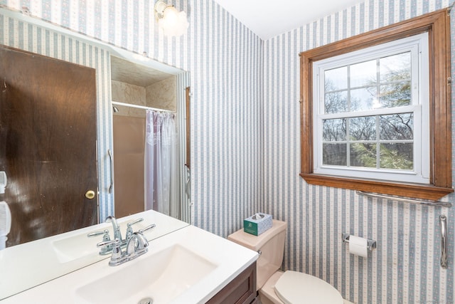 bathroom featuring a shower with curtain, vanity, and toilet