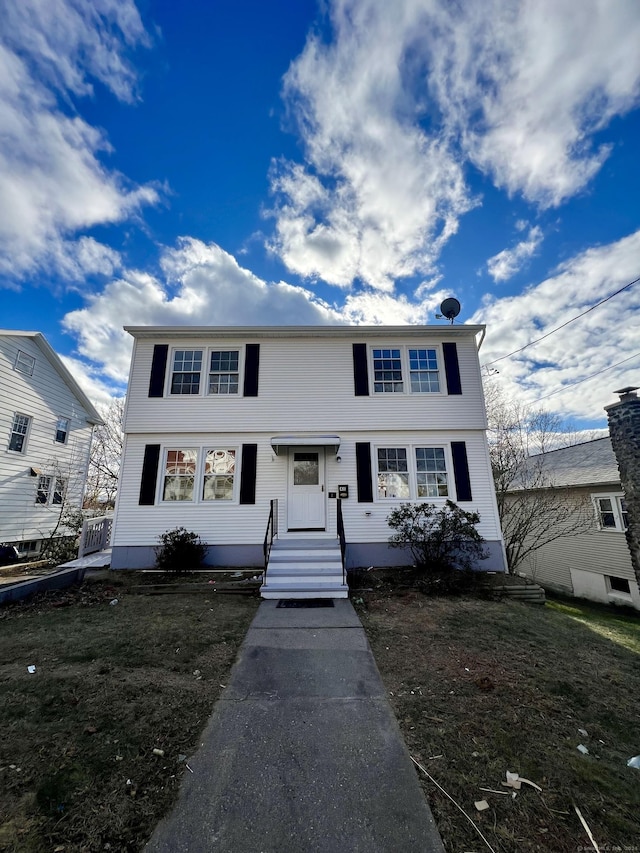 view of front of property featuring a front lawn