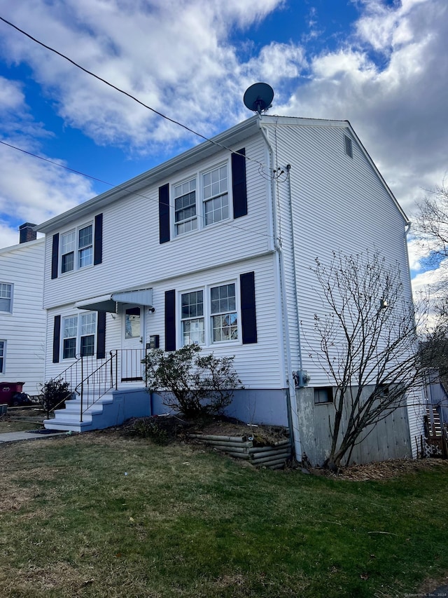 view of front of property featuring a front lawn