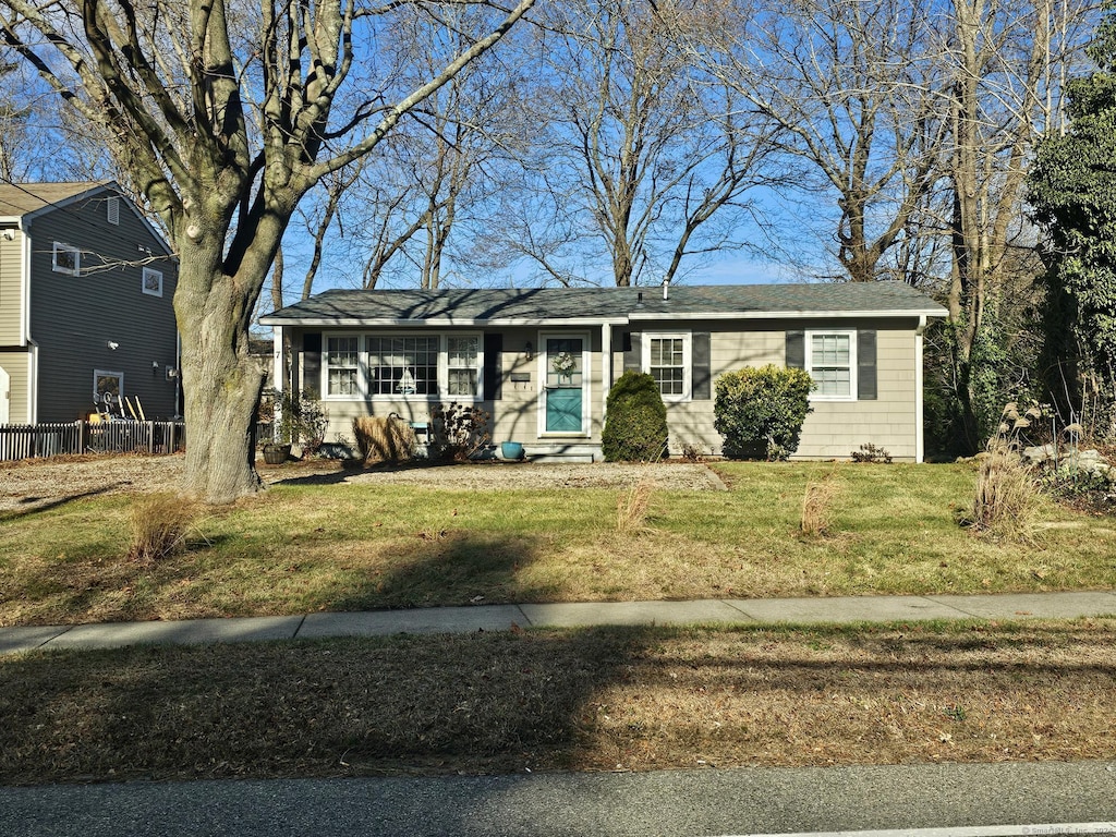 single story home featuring a front lawn