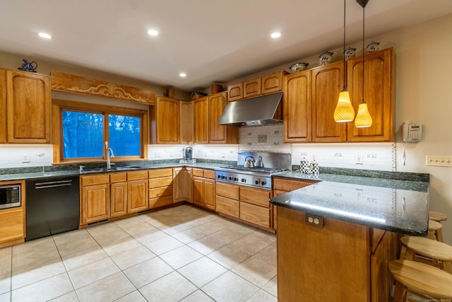 kitchen featuring hanging light fixtures, backsplash, kitchen peninsula, a breakfast bar, and appliances with stainless steel finishes