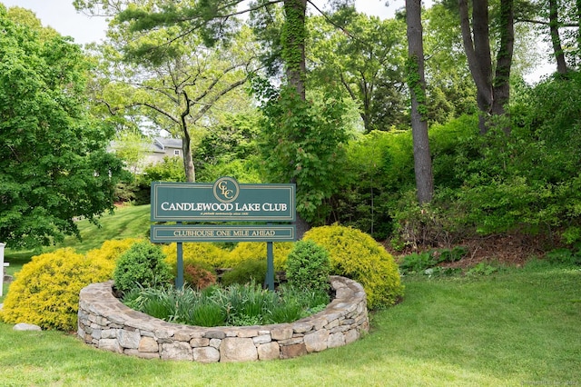 community / neighborhood sign featuring a yard