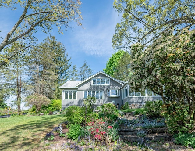 view of front of house with a front yard