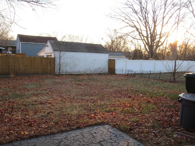 view of yard at dusk