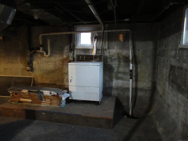 basement with washer / dryer