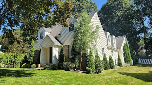 view of front of property with a front lawn