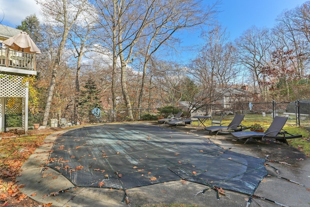 view of swimming pool