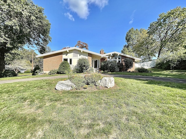 ranch-style home featuring a front lawn