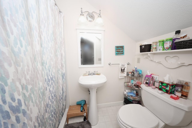 bathroom featuring toilet, a shower with shower curtain, a textured ceiling, sink, and lofted ceiling