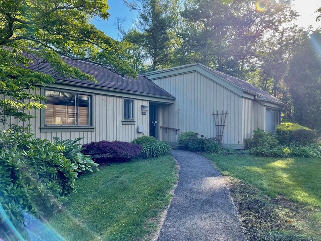 view of front of house featuring a front yard