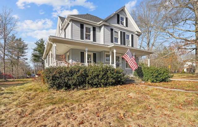 view of front of property featuring a porch and a front lawn