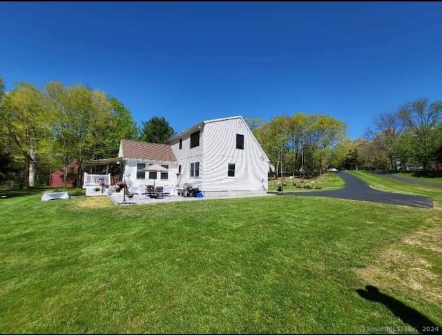 back of house featuring a yard