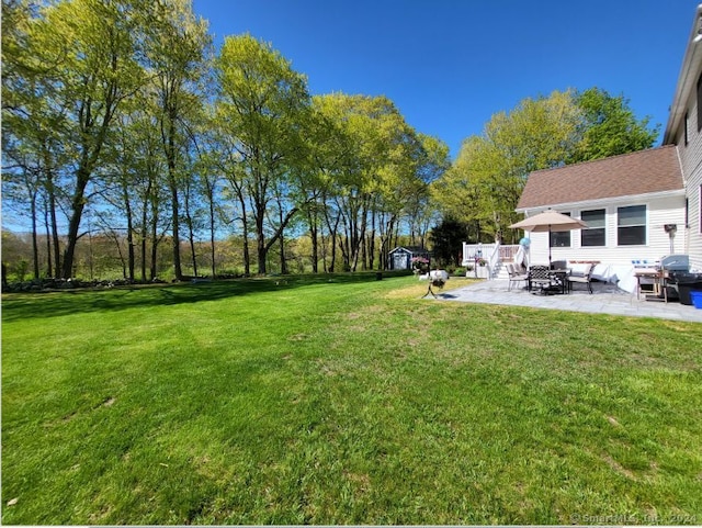 view of yard featuring a patio