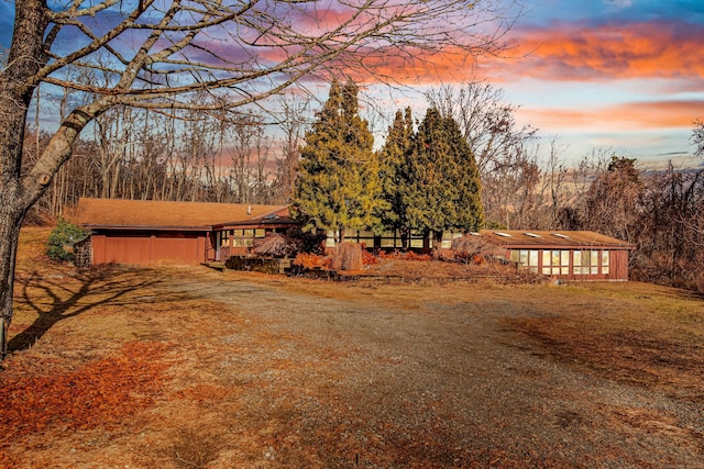 view of yard at dusk