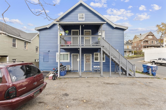 view of front of property featuring a balcony