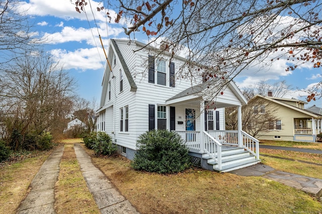 view of front of house featuring a front lawn