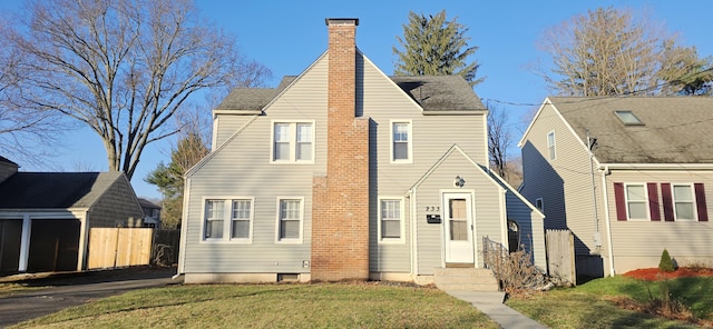 view of front of home featuring a front yard