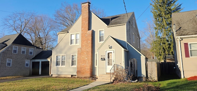 view of front of house featuring a front lawn