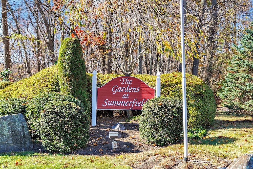 view of community / neighborhood sign