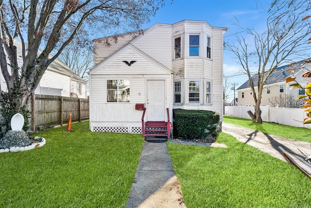 view of front of home featuring a front lawn