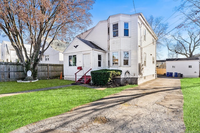 view of front of property featuring a front yard