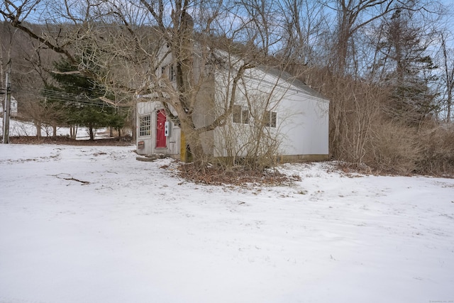 view of yard layered in snow