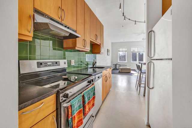 kitchen with ceiling fan, decorative backsplash, white appliances, and sink