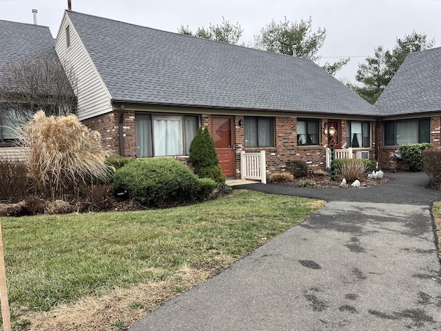 view of front of home featuring a front yard