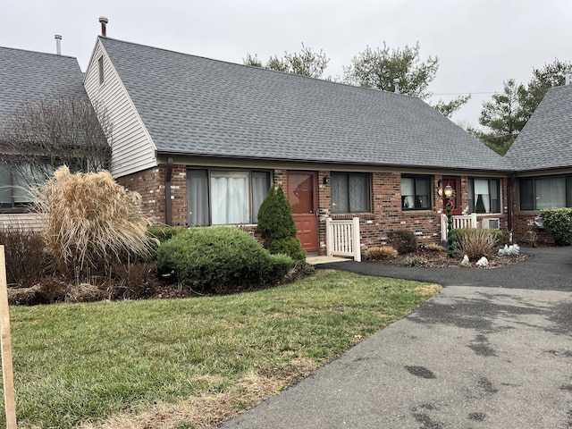 view of front of property featuring a front lawn