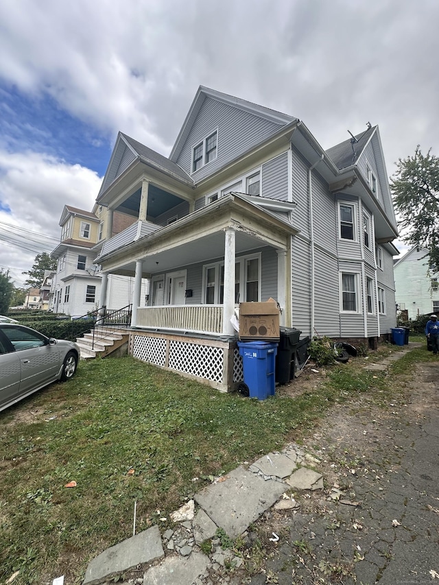 view of front of property featuring a front yard and a porch