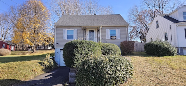 view of front facade featuring a front yard