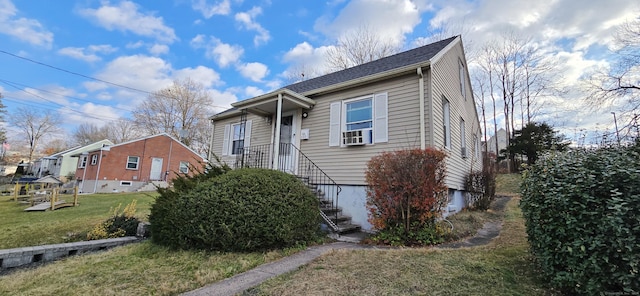 view of front of property with a front yard