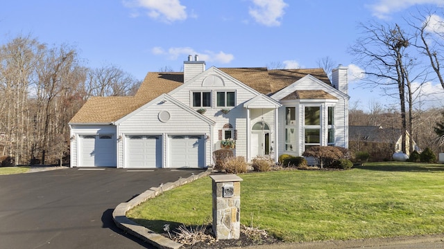 view of front property featuring a garage and a front yard