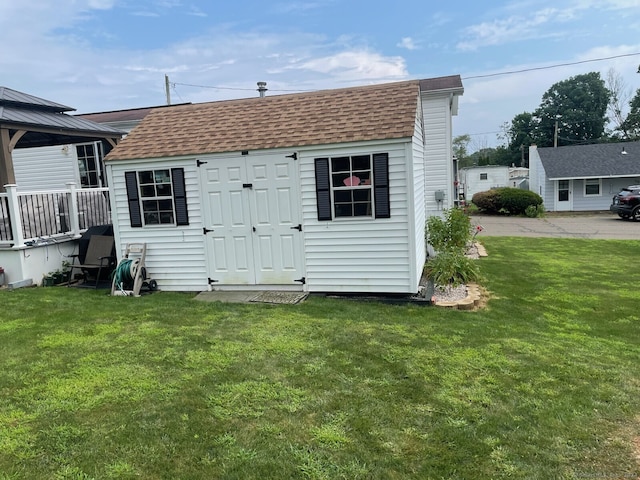 view of outdoor structure featuring a yard