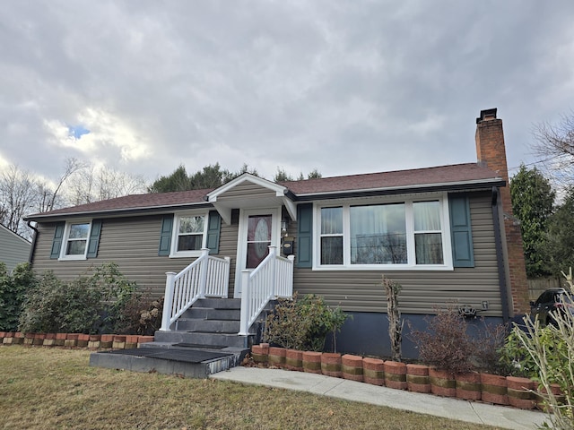 view of front of property featuring a front lawn