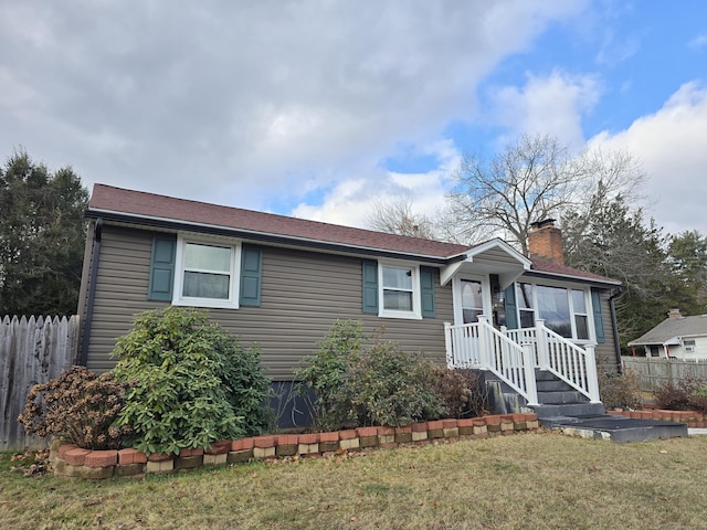 view of front of house featuring a front yard