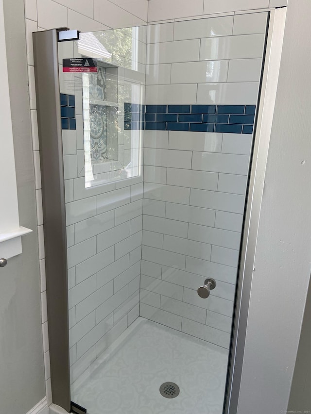 bathroom featuring a tile shower