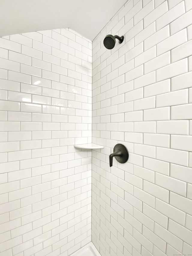 bathroom featuring tiled shower