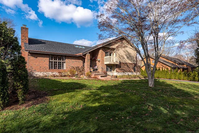 view of front of house featuring a front lawn