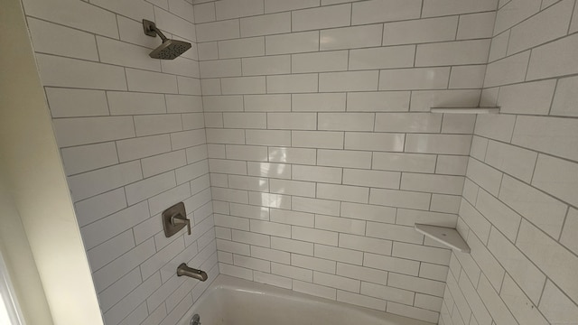 bathroom with tiled shower / bath