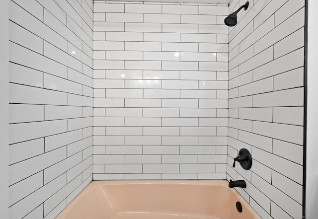 bathroom with tiled shower / bath