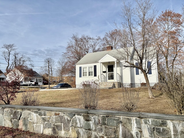 view of front of property featuring a front yard