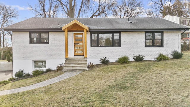 view of front of home featuring a front yard