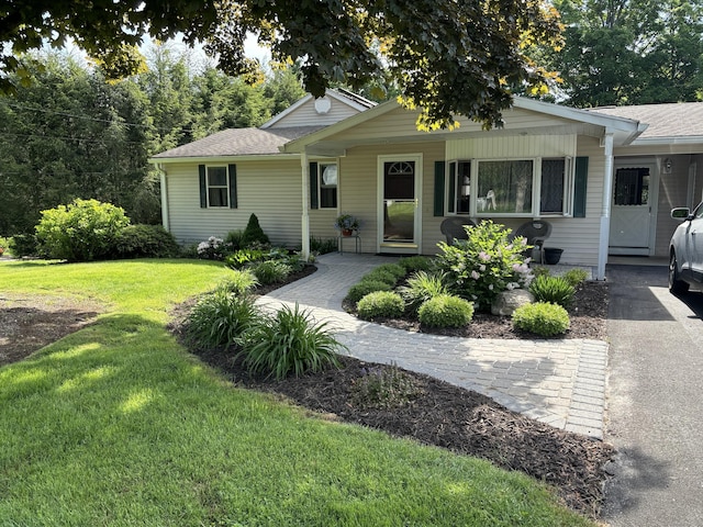 view of front of property featuring a front lawn