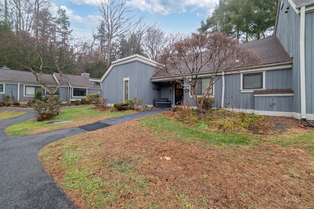 view of front of home featuring a front yard