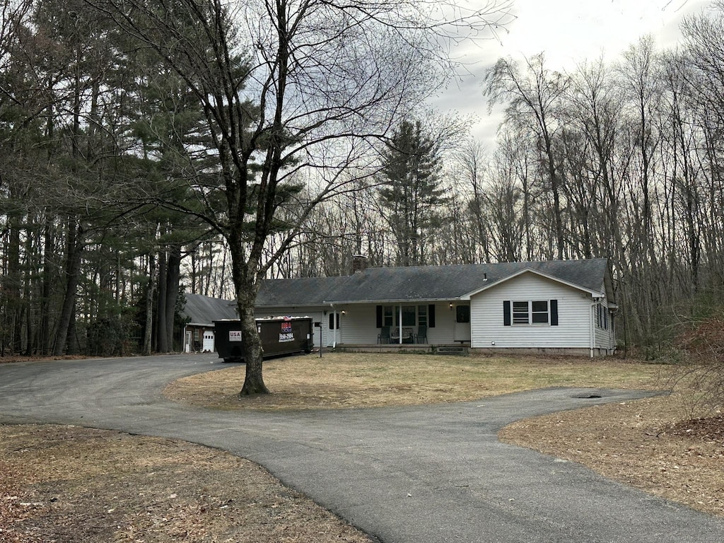 view of front facade featuring a garage